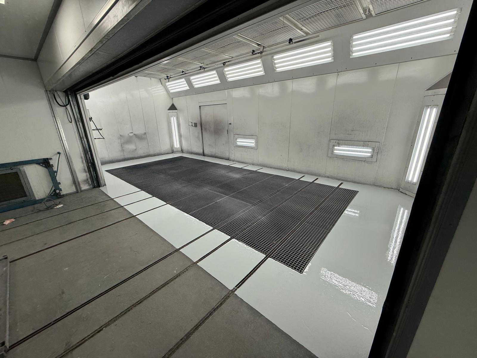 Epoxy coating in een industriële spuitcabine