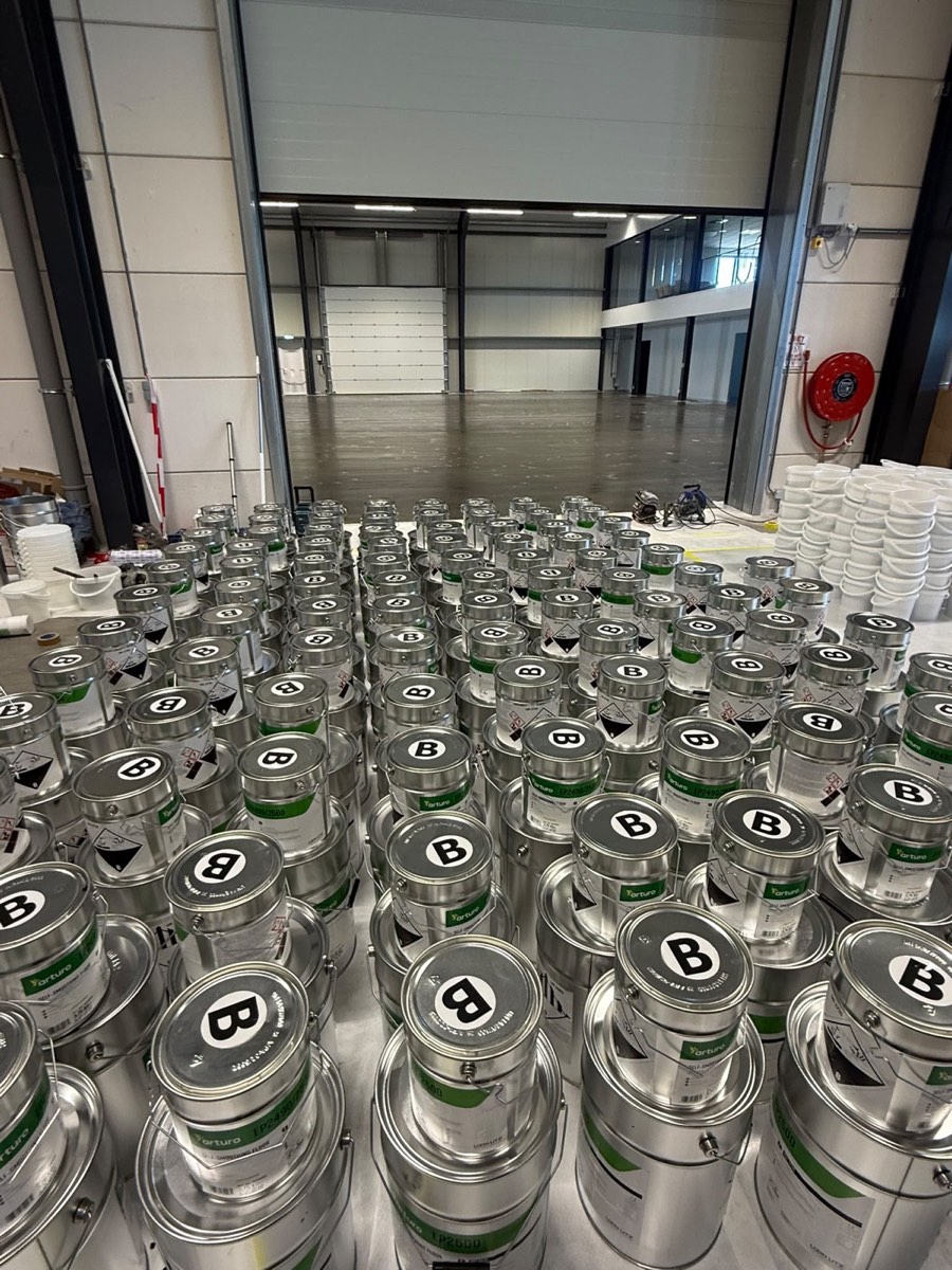 Epoxymateriaal klaar voor het gieten van de vloer